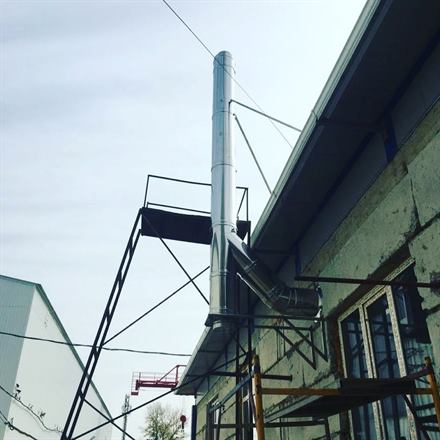 Смонтированный дымоход из нержавеющей стали на объекте — работа ТВК