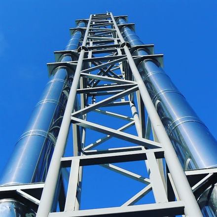 Смонтированный дымоход из нержавеющей стали на объекте — работа ТВК