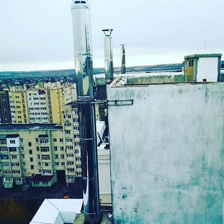 Смонтированный дымоход из нержавеющей стали на объекте — работа ТВК